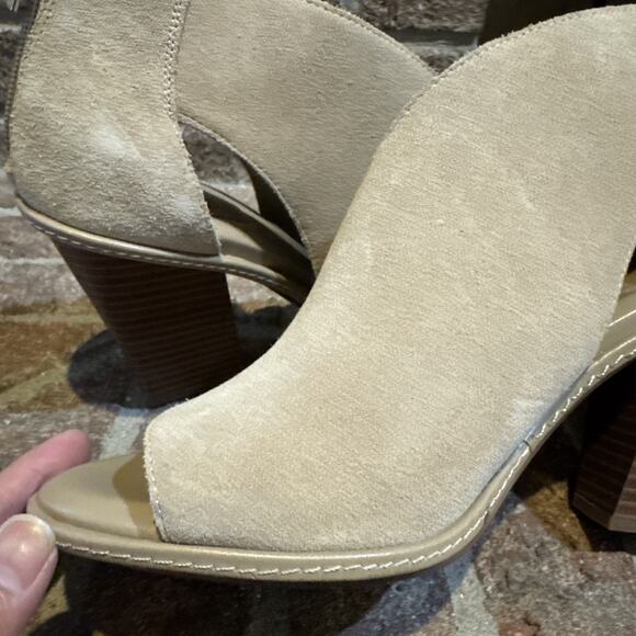 Vince Camuto Fareena Block Heel Open Toe Zip Closure Beige Suede Shoe Womens 11 - Picture 13 of 16